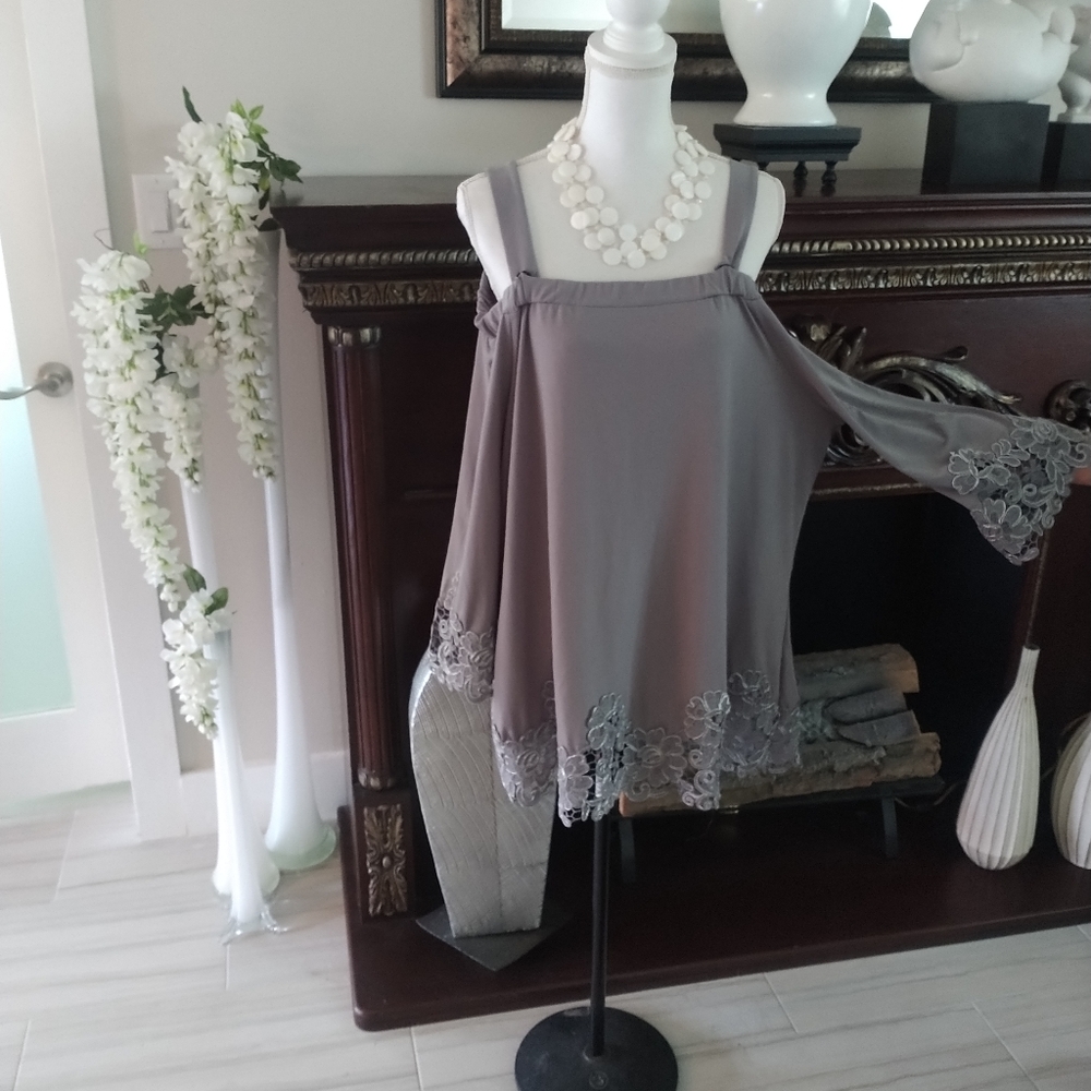 *Beautiful Off the Shoulder gray blouse. Size 1X.